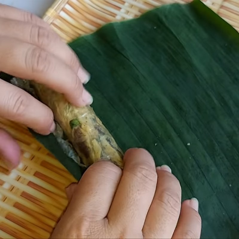 Đặt tàu hũ ky và nhân lên lá chuối