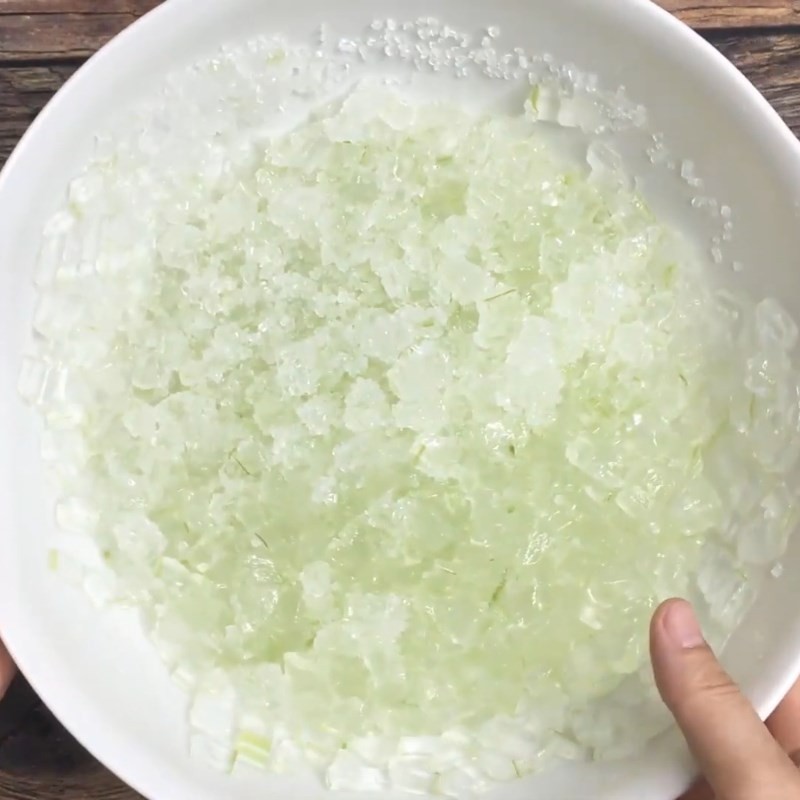 Ướp nha đam với đường phèn trước khi nấu nước hạt chia đường phèn
