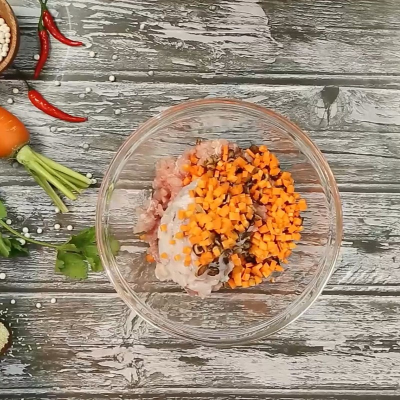 Thêm cà rốt và nấm đông cô cắt nhỏ vào hỗn hợp nhân mực nhồi