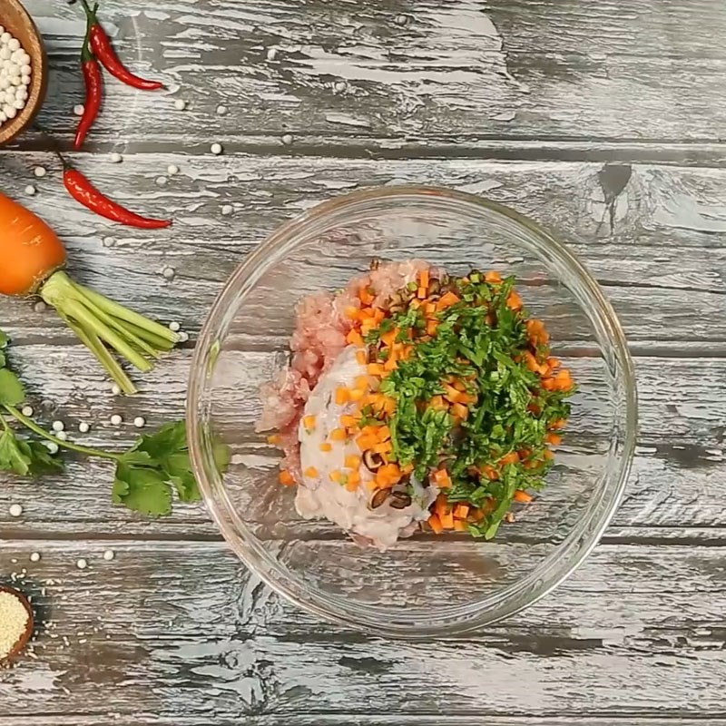Nêm nếm gia vị vừa đủ vào nhân mực nhồi thịt để có hương vị đậm đà