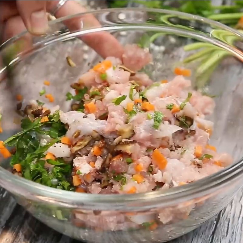 Khuấy đều hỗn hợp nhân giúp gia vị thấm sâu trước khi nhồi mực
