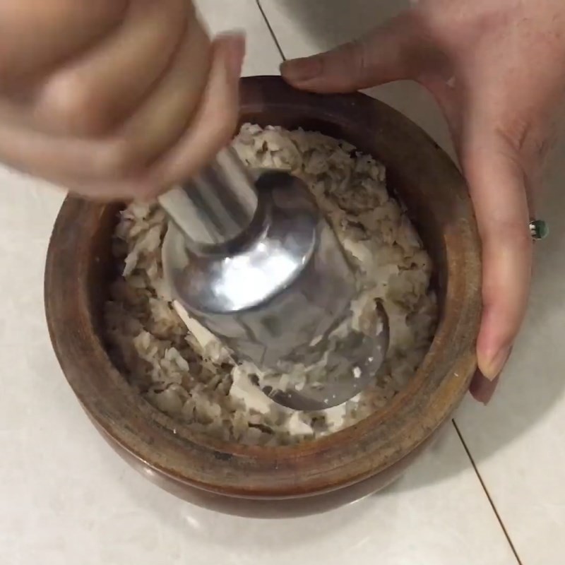 Trộn nhân nấm và gia vị để nhồi bí đao, tạo nên món canh bí đao ngon