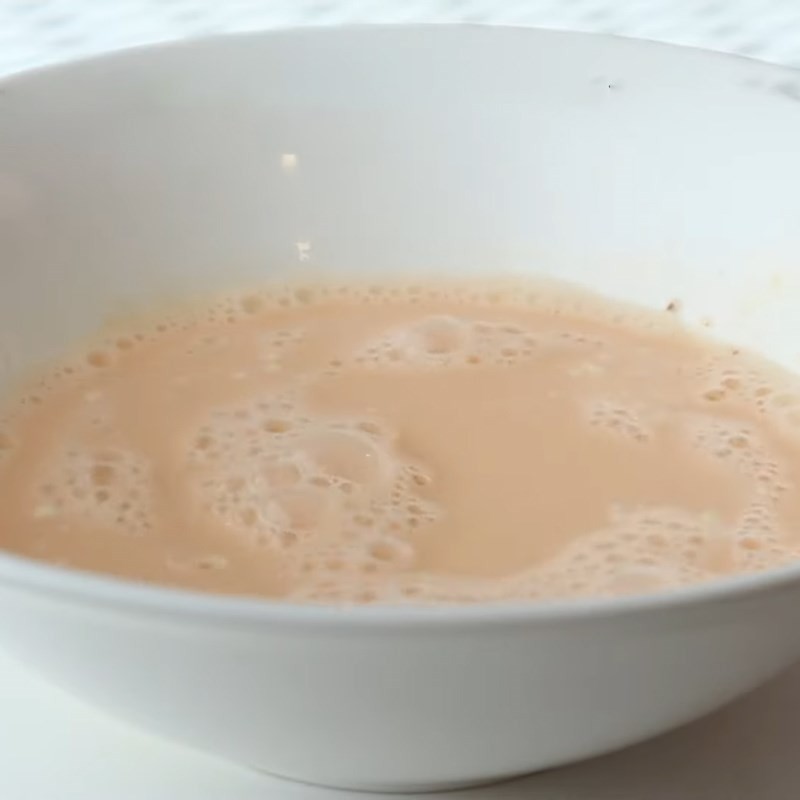 Trộn nước mì nóng vào hỗn hợp trứng, tạo nước sốt béo ngậy