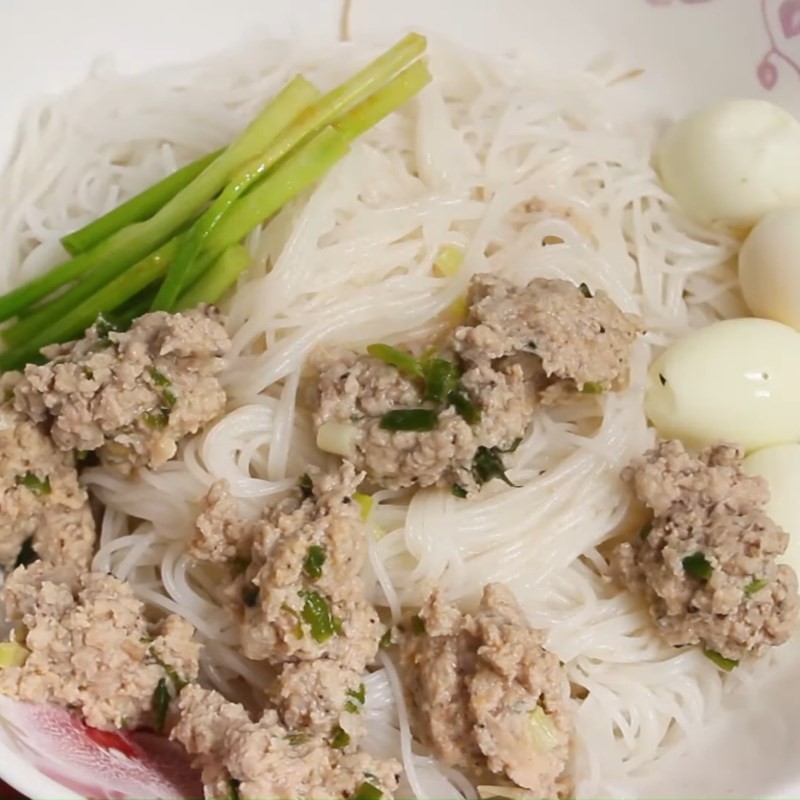 Tô bún thịt cà chua thơm ngon với đầy đủ topping và nước dùng đỏ đẹp