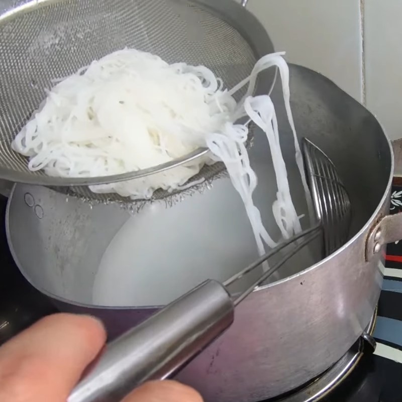 Bún gạo đã được trụng mềm, vớt ra tô để chuẩn bị cho món bún thịt cà chua