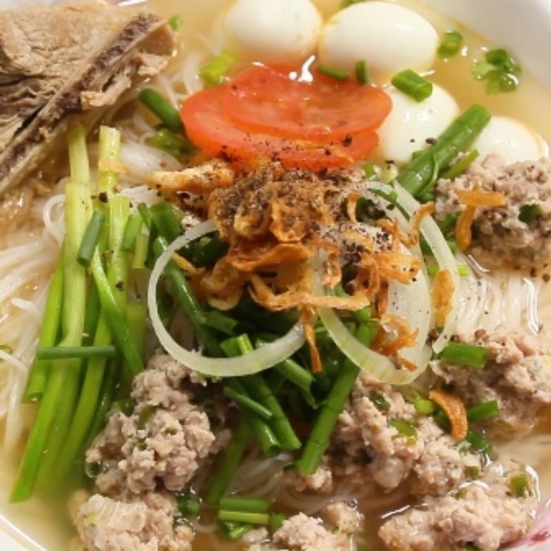 Hoàn thành món bún thịt cà chua nóng hổi, sẵn sàng thưởng thức cùng rau sống