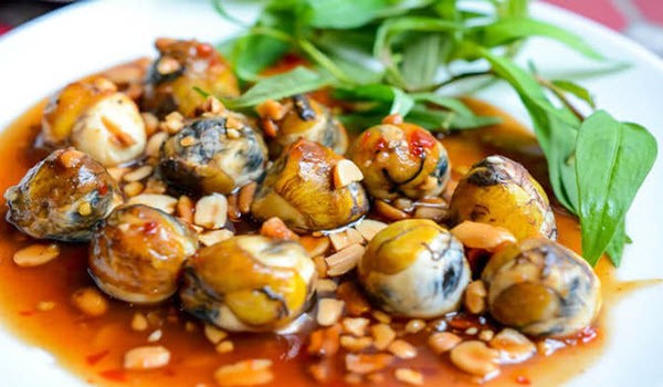 Đĩa trứng cút lộn xào me đã hoàn thành, thơm ngon hấp dẫn