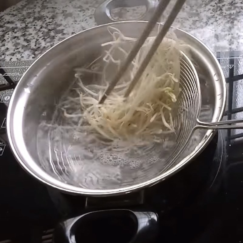 Trụng hủ tiếu và giá sống trong nước sôi