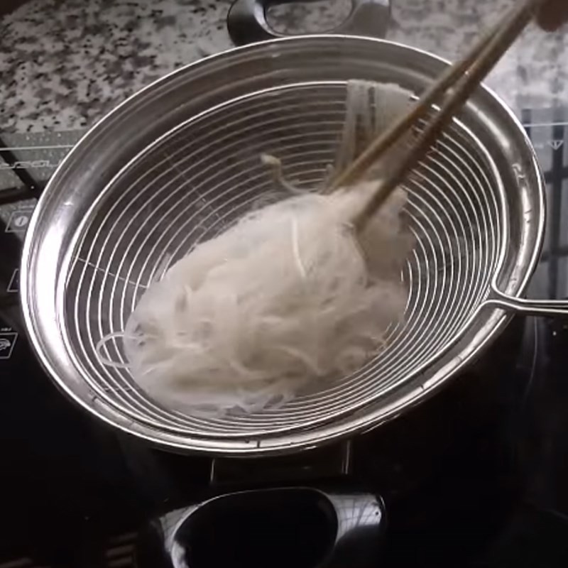 Hủ tiếu và giá sống đã trụng sẵn sàng cho tô hủ tiếu vịt cà ri