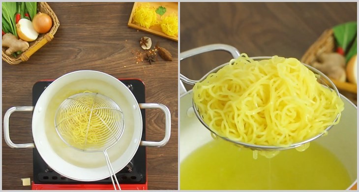 Trụng mì trong nước sôi để làm hủ tiếu mì