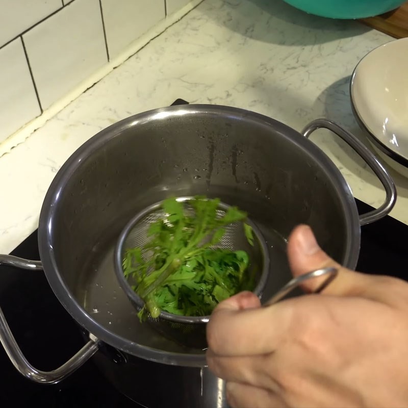 Trụng rau tần ô (cải cúc) cho món mì gà tần