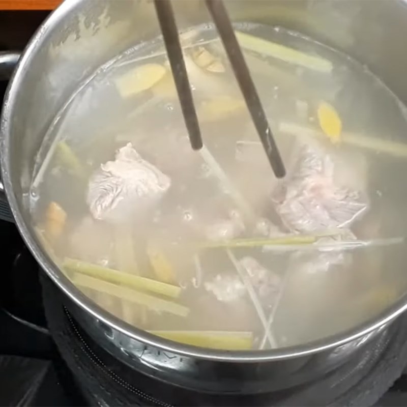 Sườn heo sau khi đã trụng sạch để làm sườn nấu sấu