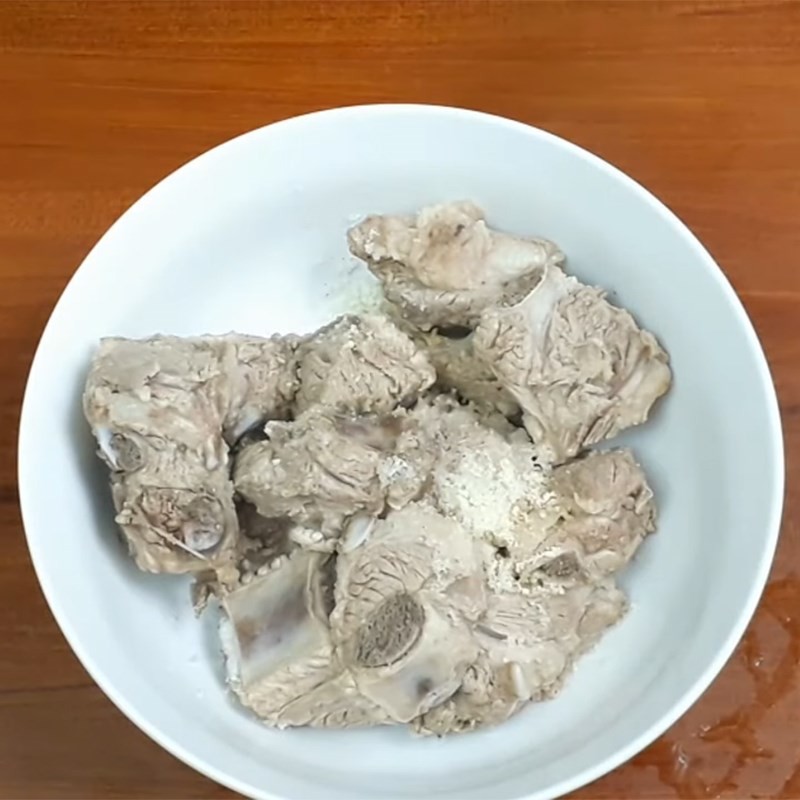 Sườn heo đang được ướp thấm gia vị để nấu sấu