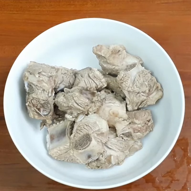 Ướp sườn heo với gia vị đậm đà cho món sườn nấu sấu