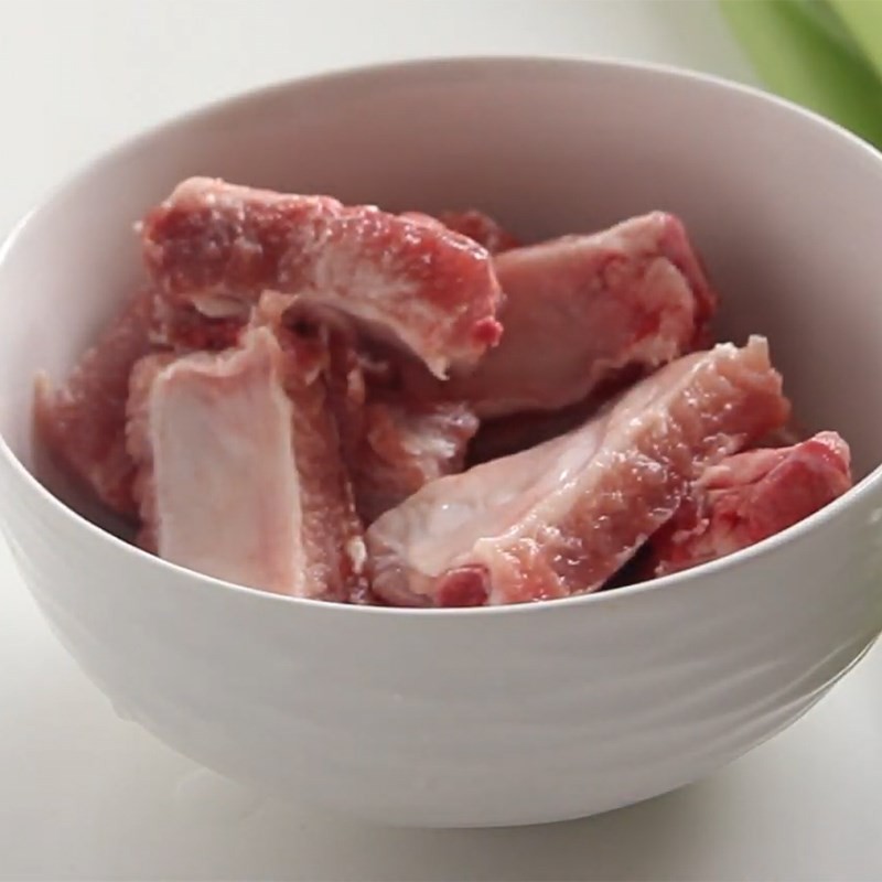 Sườn heo đang được trụng sơ để khử mùi làm sườn nấu sấu