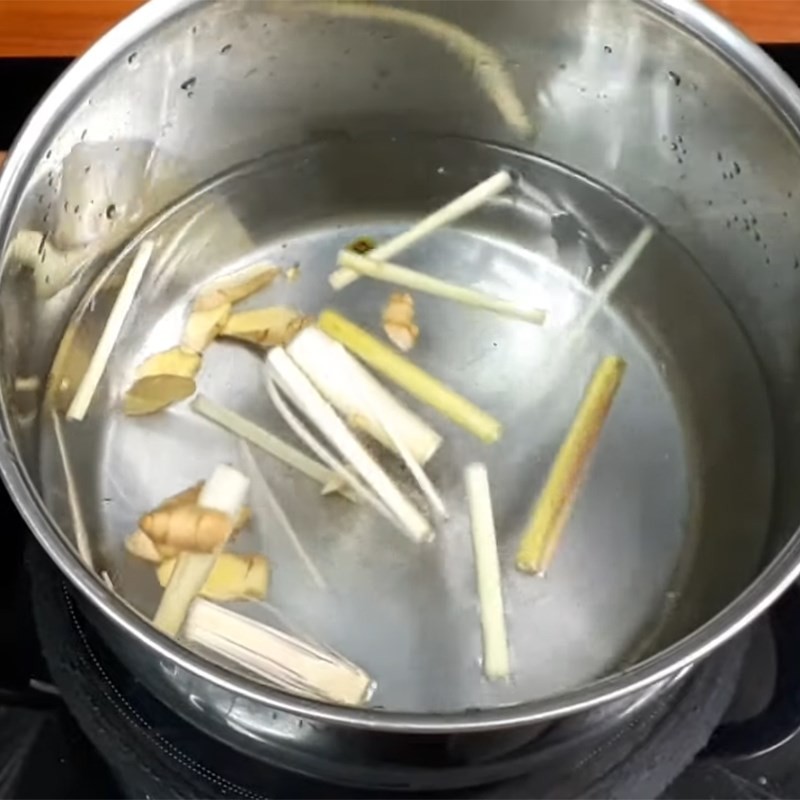 Sơ chế sườn heo và ướp gia vị chuẩn bị nấu sấu