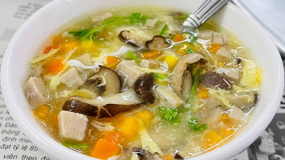 Cách nấu ức gà giảm cân: Súp ức gà nấm hương rau củ
