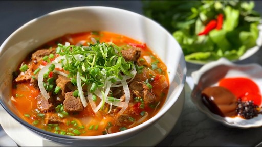 Bát phở sốt vang nóng hổi, thơm ngon với thịt bò mềm tan
