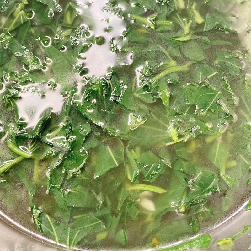 Món canh rau lang với tỏi hoàn chỉnh, bốc khói nghi ngút, sẵn sàng thưởng thức.