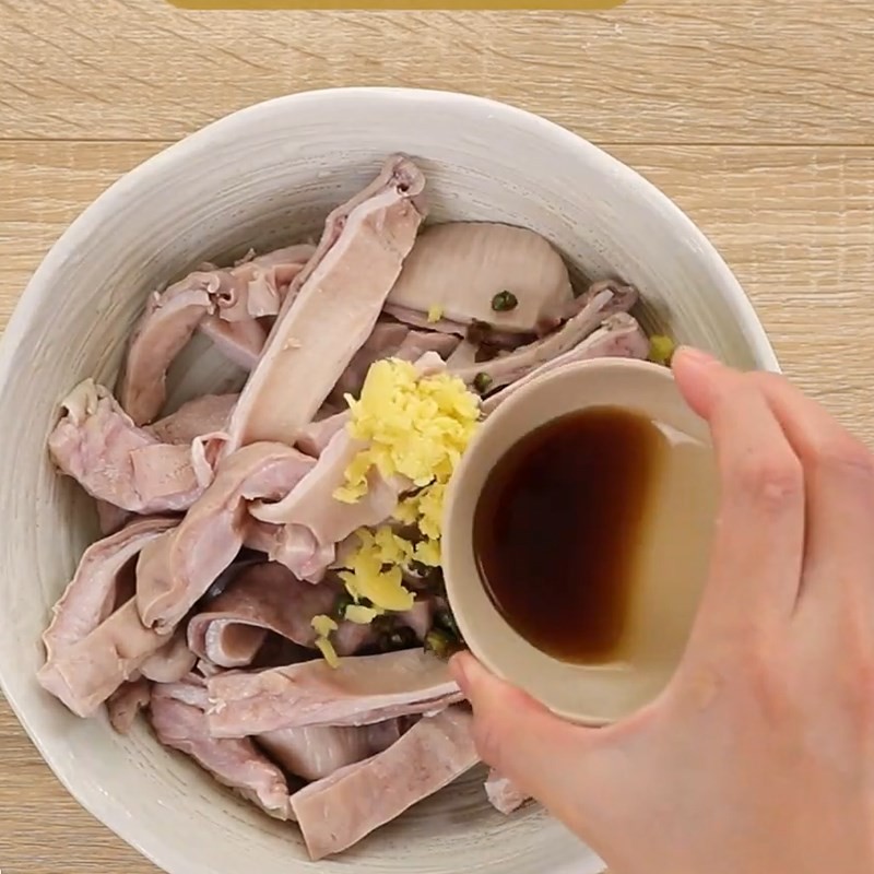 Thêm nước mắm, dầu hào và muối vào bao tử