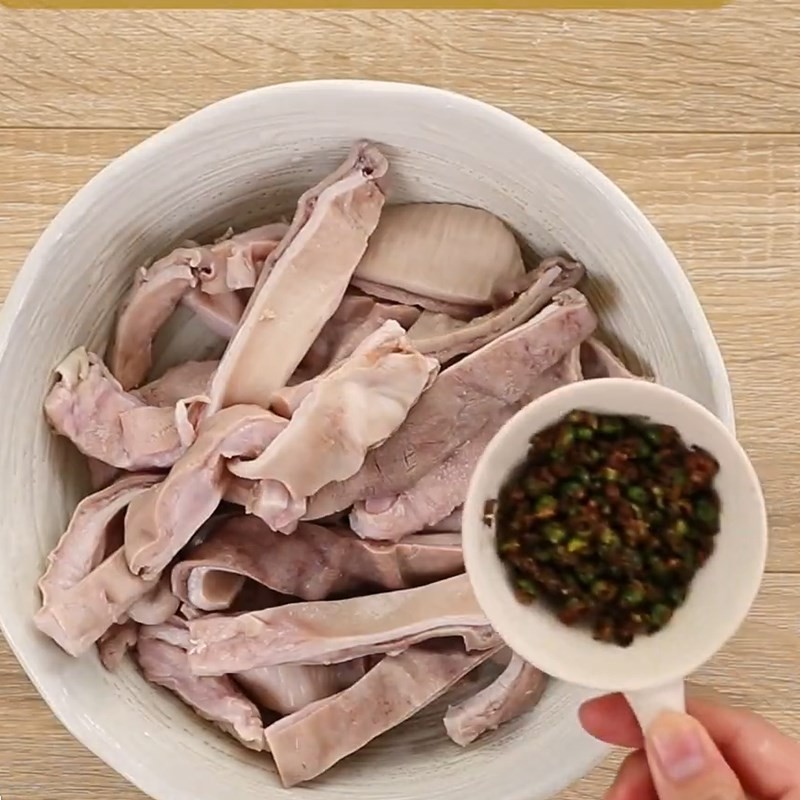 Ướp bao tử với tiêu xanh và gừng giã nhuyễn