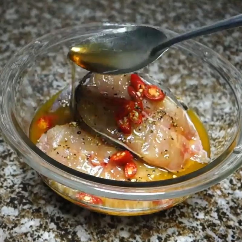 Ướp cá chép với hỗn hợp gia vị và nghệ tươi