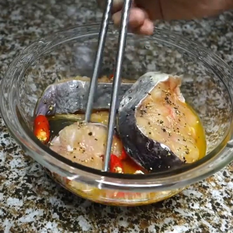 cá leo đã ướp đều, sẵn sàng để chế biến