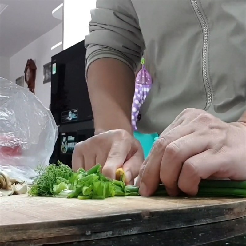 Cà chua cắt múi cau và gừng chuẩn bị cho canh cá trắm