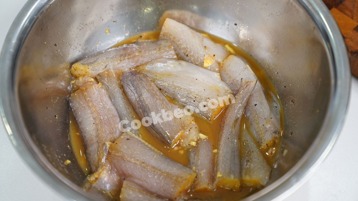 Cá khoai đang được ướp cùng các loại gia vị và thì là