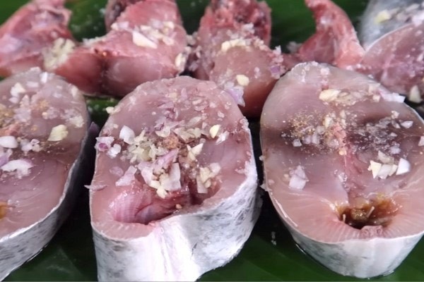Cá ngừ được ướp gia vị với hành tỏi để khử mùi tanh