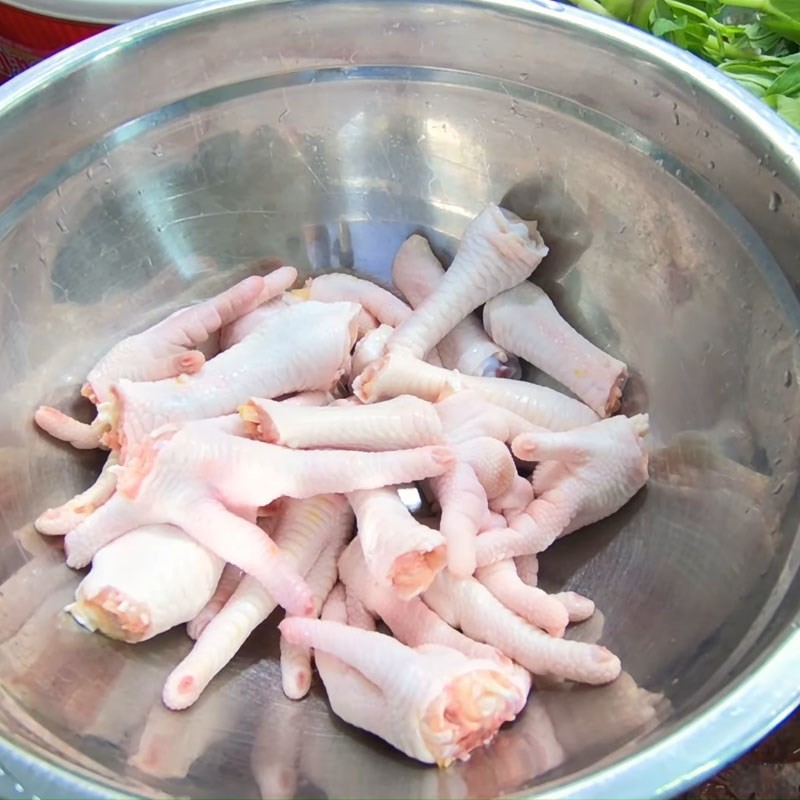 Ướp chân gà với gia vị
