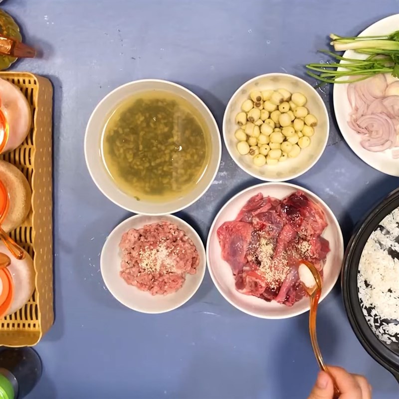 Thịt băm được ướp gia vị