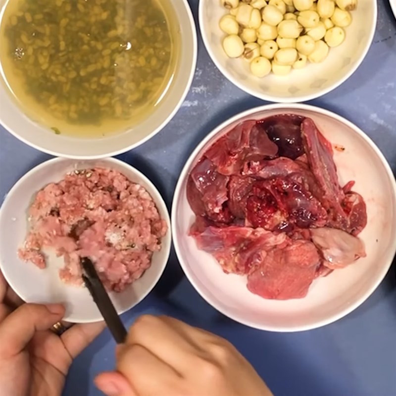 Chim bồ câu và thịt băm đã ướp