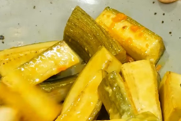 Ướp chuối xanh với nghệ và mẻ cho món ốc chuối đậu miền Bắc