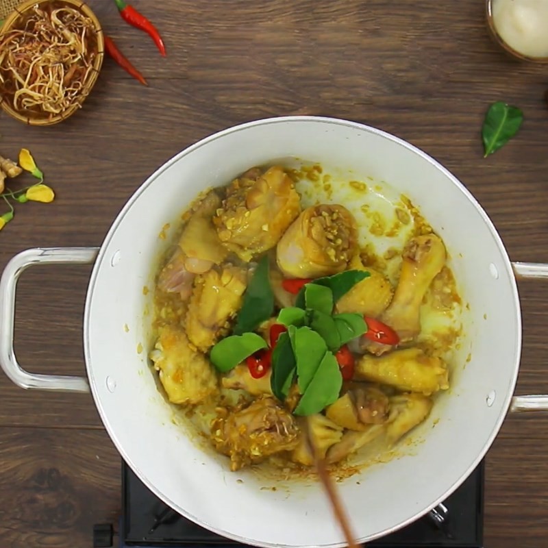 Xào thịt gà cùng ớt sừng và lá chúc cho săn lại