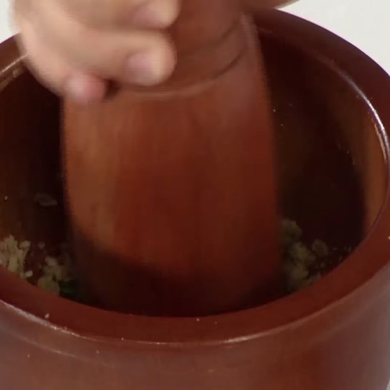 Ướp gà với gia vị giã nhuyễn cho canh gà lá é
