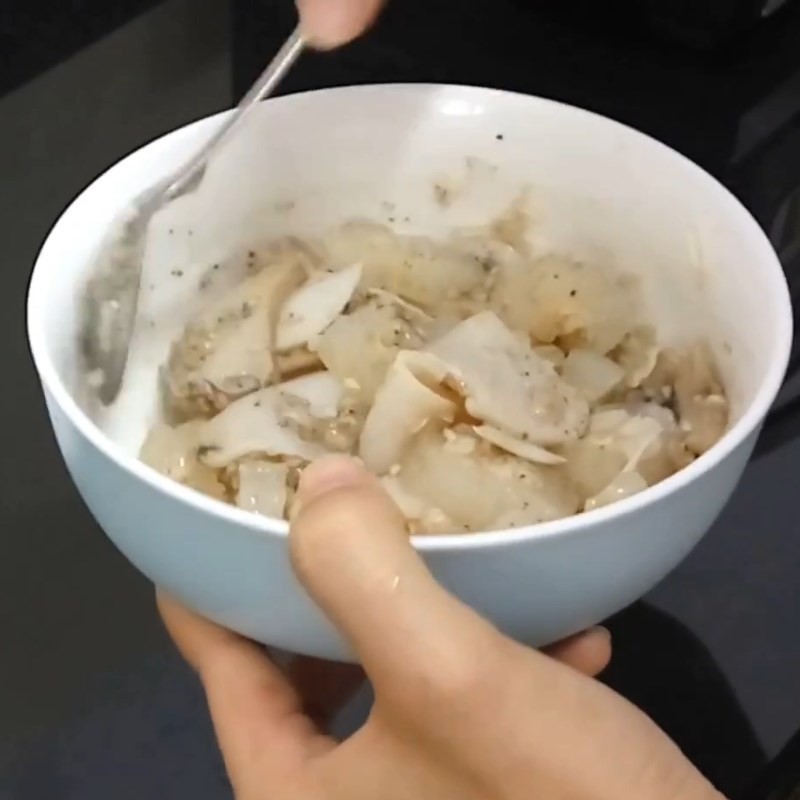 Hải sâm và bào ngư đang được ướp đều gia vị trong chén