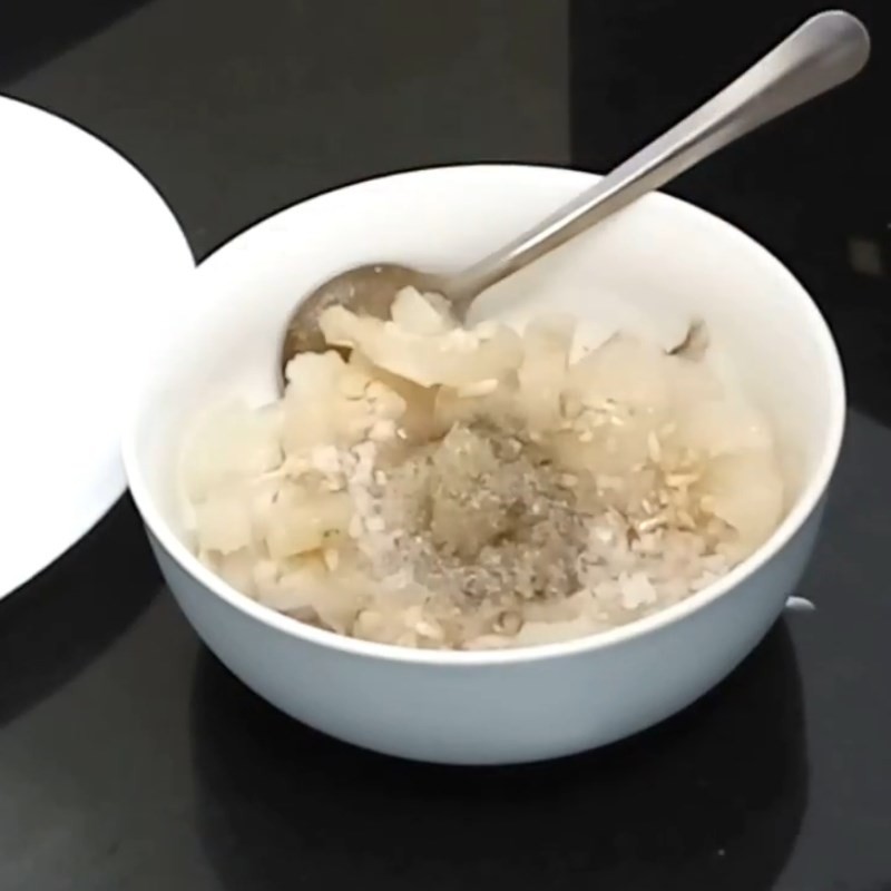 Ướp hải sâm và bào ngư với gia vị để chuẩn bị cho món súp