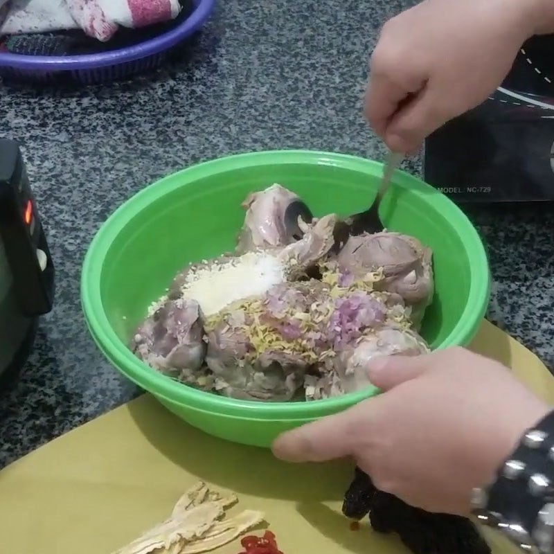 Ướp mắt cá ngừ đại dương với các loại gia vị