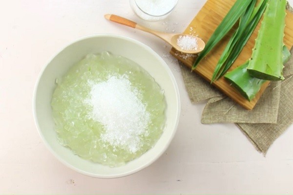 Ướp nha đam với đường phèn cho nha đam thấm ngọt và giòn.