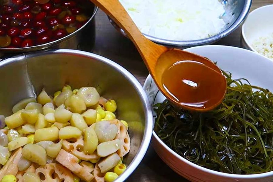 Ướp các nguyên liệu phụ như củ năng, hạt sen với nước đường để món sâm bổ lượng đậm đà