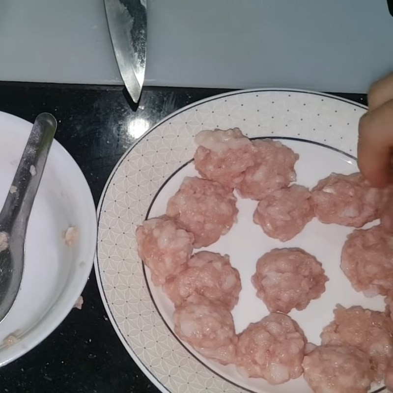 Vo viên thịt băm thành những viên tròn đều