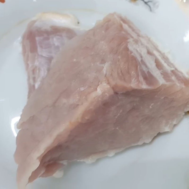 Ướp thịt băm với các loại gia vị cơ bản