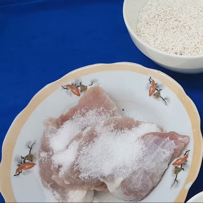 Ướp thịt heo với gia vị để chuẩn bị nấu canh đậu bắp nấm