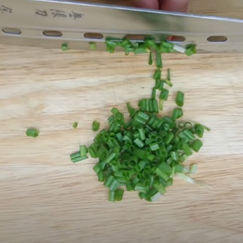 Hành lá thái nhỏ cho canh rau má nấm