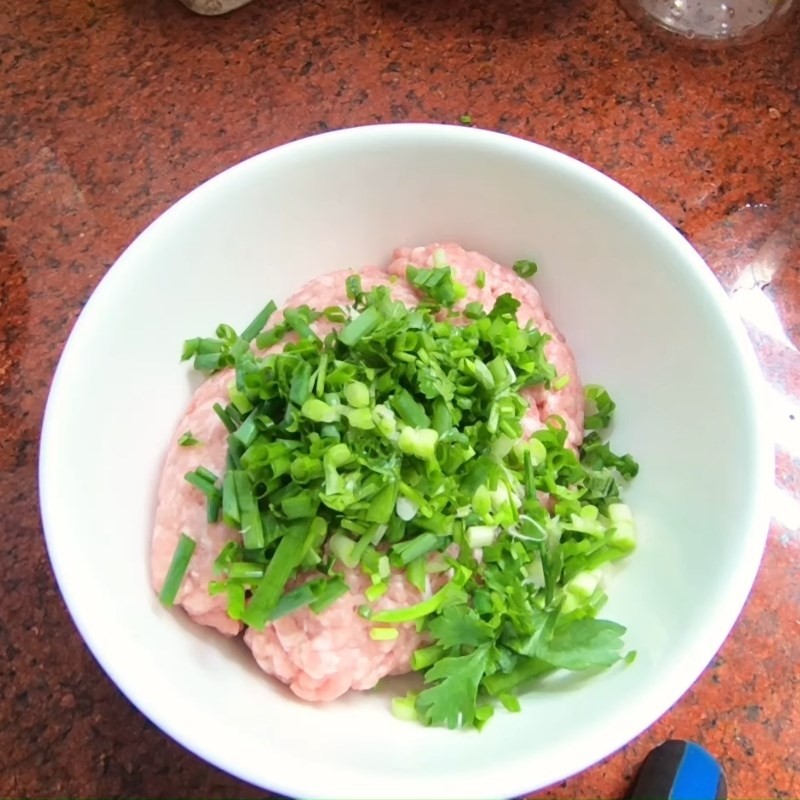 Thịt heo băm tươi ngon, chuẩn bị ướp gia vị cho món bún thịt cà chua
