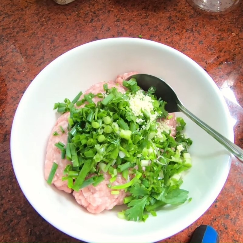 Ướp thịt băm cùng hành lá và ngò rí, tạo mùi thơm hấp dẫn cho bún thịt cà chua