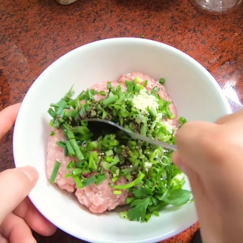 Thịt băm đã được ướp đều gia vị, sẵn sàng cho món bún thịt cà chua