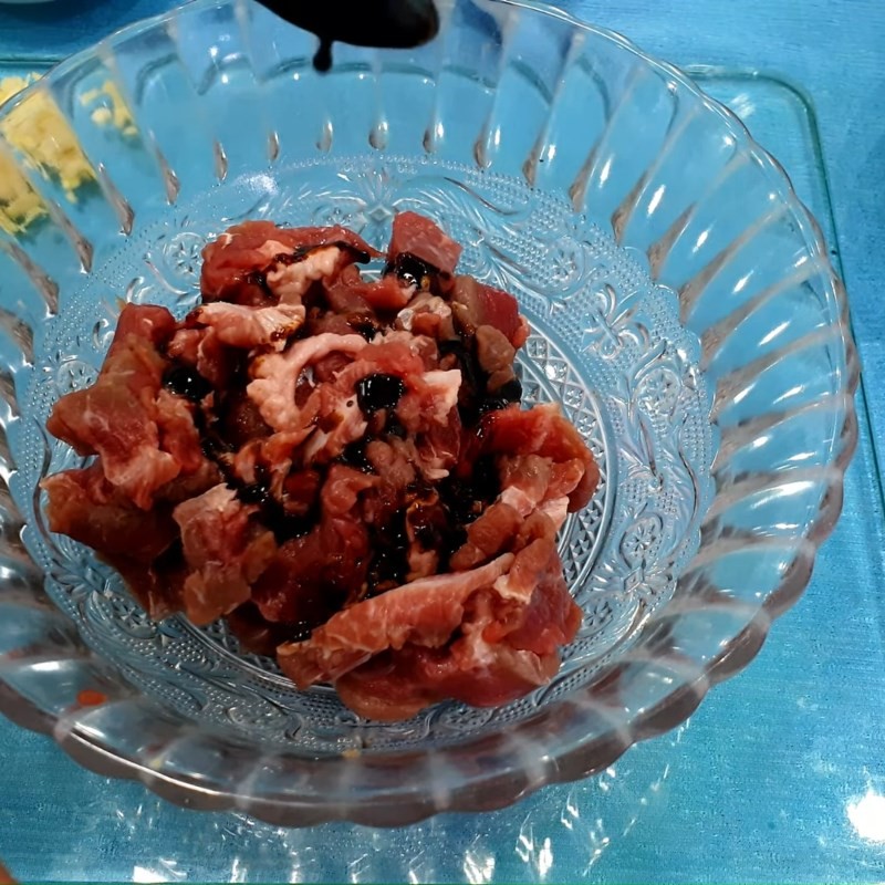 Thịt bò đã ướp thấm gia vị sẵn sàng cho cách nấu miến bò ngon