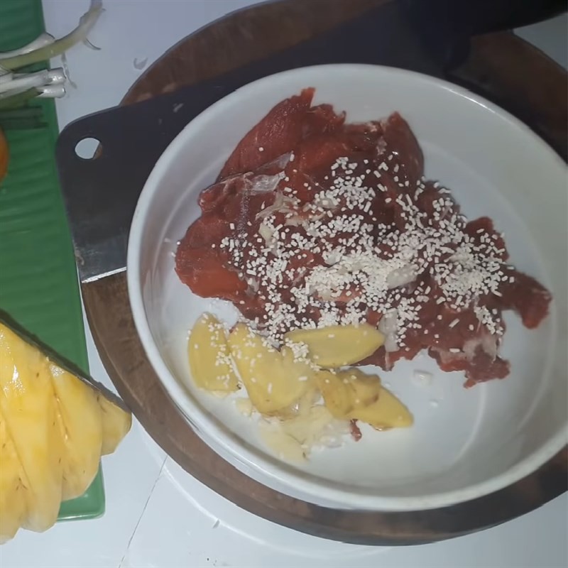 Ướp thịt bò với gia vị chuẩn bị nấu canh thơm